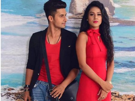 Jamai Raja: Roshni Proposes Neil! Sid Watches The Scene Helplessly!