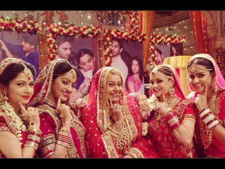 Diya Aur Baati Hum: Saavan Celebrations, Couple Dance Competition And Lots Of Fun! [PICS]