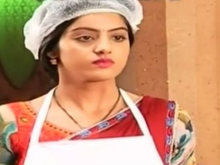 Diya Aur Baati Hum: Sandhya Dons Chef's Hat To Save Rathi Mishthan Bhandaar! [PICS]