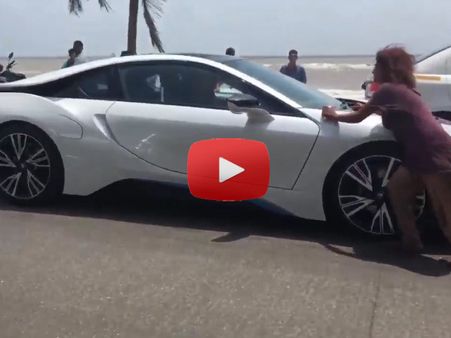 Video: Shahrukh Khan's BMW Stopped By A Homeless Woman Mid Road In Bandra!