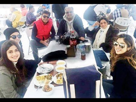 Picture Perfect: Sridevi Spotted With Gorgeous Daughters Jhanvi & Khushi Kapoor!