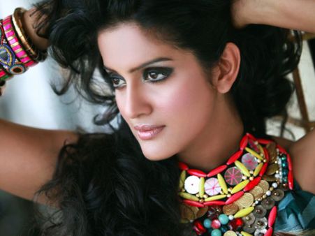 'Vaaliba Raja' Actress Vishakha Singh To Enter Wedlock Next Year!