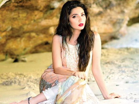Shahrukh Khan's Co-star Mahira Khan Unhappy With Raees Being Delayed?