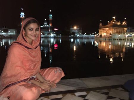 Alia Bhatt visits the Golden Temple With Her Father Mahesh Bhatt!