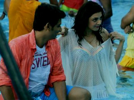 Oops! Jiiva Caught Staring At Kajal Aggarwal