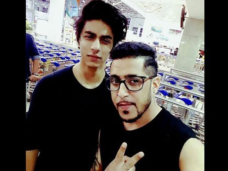 Bollywood's Next Heartthrob! Shahrukh's Son Aryan Khan Is Already A Star, Spotted Posing With A Fan