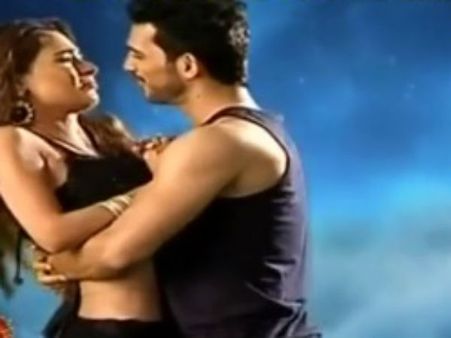 Kawach: Arjun Bijlani Aka Arhaan Rescues Paridhi; Manjulika Goes Missing! (PICS)