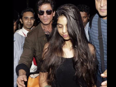 Spotted! Shahrukh Khan With Daughter Suhana And Son Aryan Khan At The Airport; Leaves For Europe!