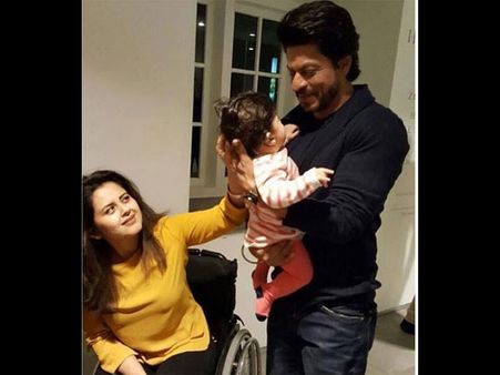 So Sweet! This Picture Of Shahrukh Khan Playing With A Kid Is Damn Adorable!