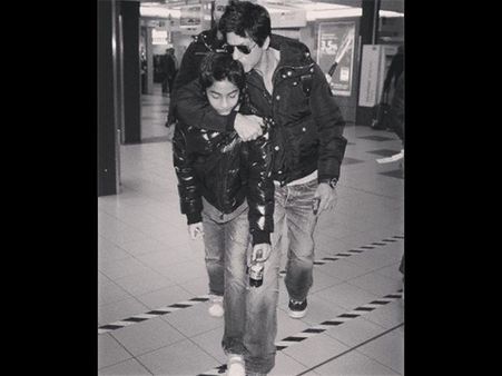 He's The Best Father! This Picture Of Shahrukh Khan Kissing Aryan Khan Is Too Adorable For Words
