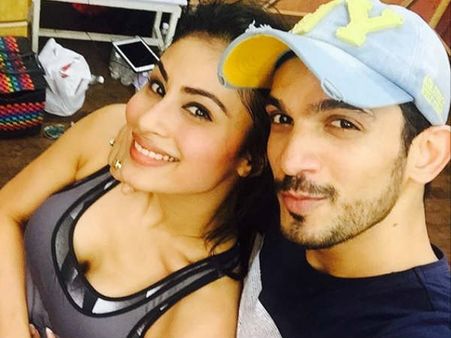 Arjun Bijlani Begins Shooting For 'Pardes Mein Hai Mera Dil'; Naagin Co-Star Mouni Wishes Him Luck!