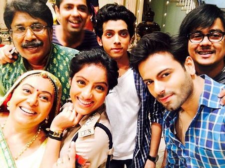 The Journey Ends Here; Team 'Diya Aur Baati Hum' Gets Emotional As They Wrap Up The Shoot! [PICS]