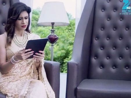 Check Out Krystle D’Souza & Kishwer Merchant’s New Looks On The Show Brahmarakshas (PICS)