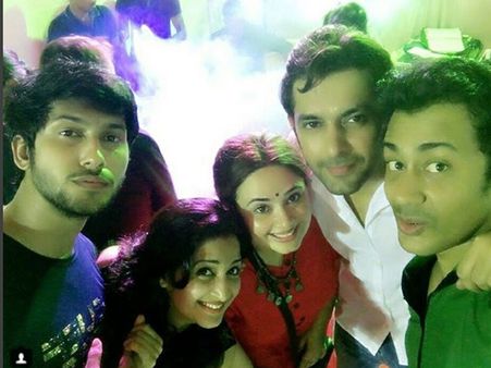 Swaragini’s Namish Taneja Celebrates Birthday With His Co-Actors (PICS)