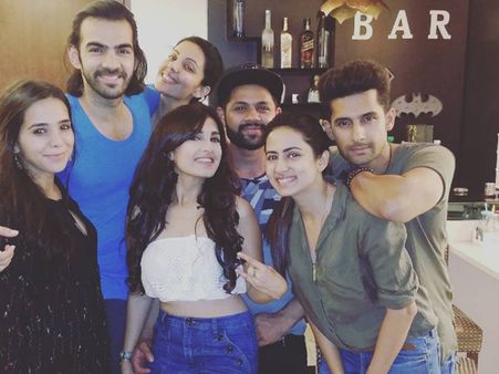 Jamai Raja Actress Shiny Doshi Parties With Friends Ravi, Sargun & Karan On Her Birthday! [PICS]