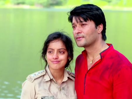Diya Aur Baati Hum: Show Ends On A Sad Note; Viewers Bid A Tearful Adieu To Sooraj & Sandhya!