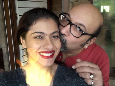 Look! This Man Is Kissing Kajol On The Cheeks & It's Not Ajay Devgn