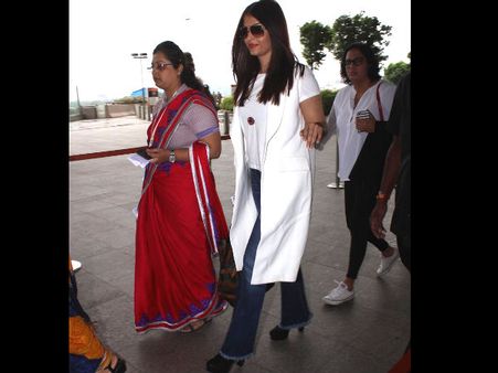 That's A Hot Look! Aishwarya Rai Bachchan Spotted At Mumbai Airport; Looks Helluva Stylish [PICS]