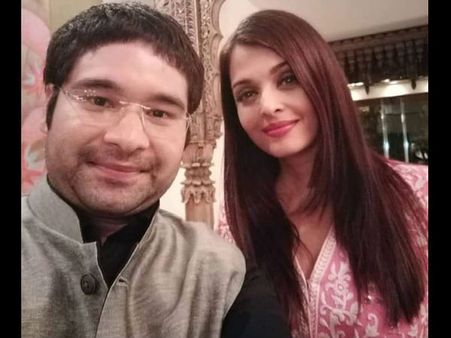 Awww! Aishwarya Rai Bachchan Treated A Guest With Love [New Inside Picture From Big B’s B’day Bash]