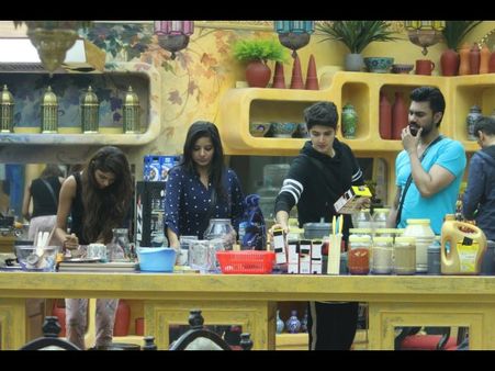 Bigg Boss 10: Priyanka Fights With VJ Bani And Rohan Mehra!