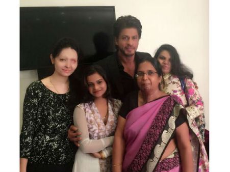 A True Gentleman! Shahrukh Khan Visits Acid Attack Survivors