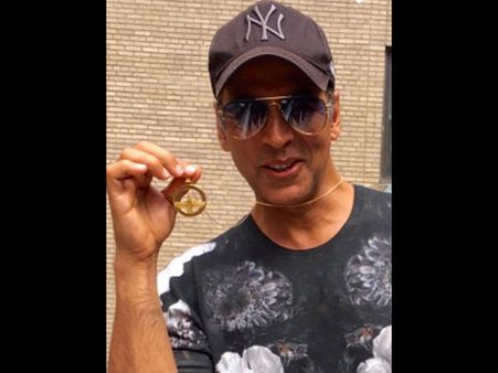 Finally! Akshay Kumar Reaches Out To Ailing Producer Of His First Film