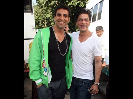 A Fan Mistook Shahrukh Khan As Akshay Kumar; Instead Of Getting Offended He Did The Unthinkable
