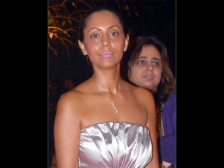 Really Strange! Shahrukh Khan's Wife Gauri Khan Offered Money To A Press Photographer; Here's Why