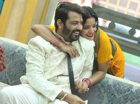 Bigg Boss 10: Monalisa's Boyfriend Makes Shocking Revelations About Her Closeness With Manu Punjabi!