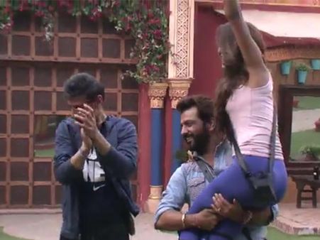 Bigg Boss 10: Manu Upsets Mona By Carrying Lopamudra In His Arms!