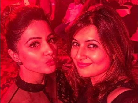 Two Beauties In One Frame! Divyanka Tripathi Poses With Hina Khan! (PICS)