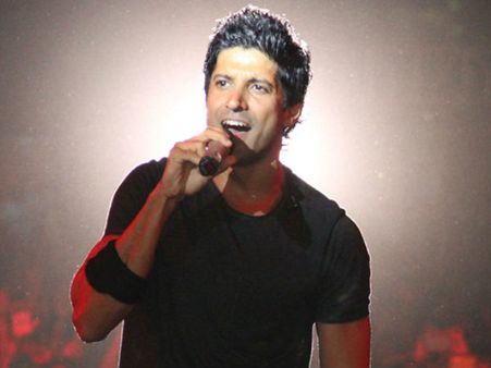 Farhan Akhtar Tries Hard To Convince That Rock On 2 Has ‘Good Music’!