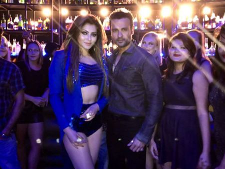 HOT! Urvashi Rautela Shoots For An 'Item Number' In Kaabil!