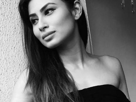 Mouni Roy To Shoot A Special Song For Tum Bin 2!