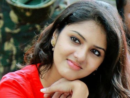 Gayathri Suresh All Set To Debut In Kollywood!