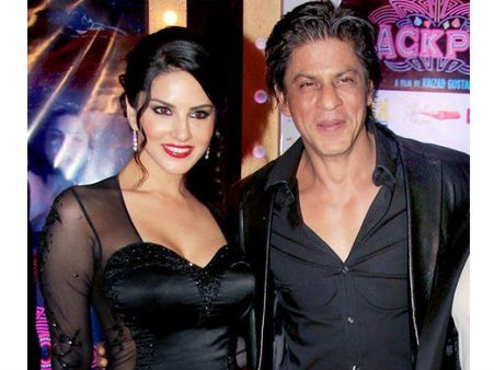 Shahrukh Khan & Sunny Leone's Twitter Chat Should Not Be Missed!