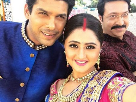 What's Cooking Between 'Dil Se Dil Tak' Co-stars Rashmi Desai & Siddharth Shukla?