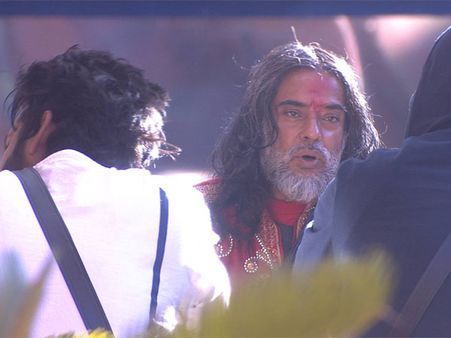 Bigg Boss 10: Om Swami Gets Hurt; Creates Havoc During Maalgadi Task