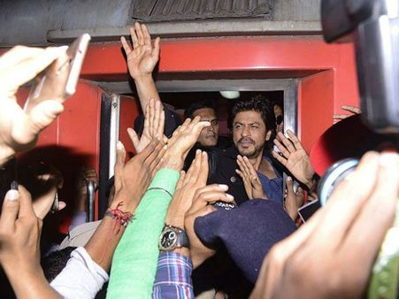 SAD! One Dies In Stampede To See Shahrukh Khan At Gujarat Railway Station..