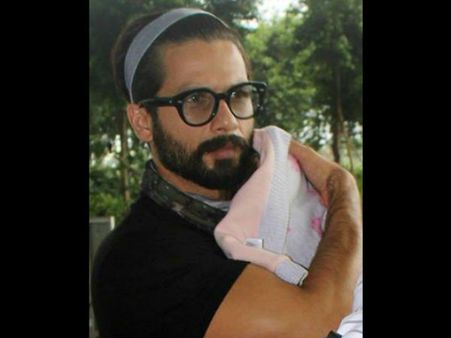 OMG! Angry Shahid Kapoor Bashes Paparazzi As They Hurt Baby Misha!