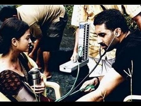 AWW! Abhishek Bachchan Shares A Hearttouching Picture With Aishwarya Rai Bachchan From Raavan Sets!