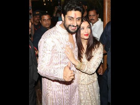 OH MY GOD! Aishwarya Rai Wants To Join Social Media But Abhishek Bachchan Isn't ALLOWING Her!