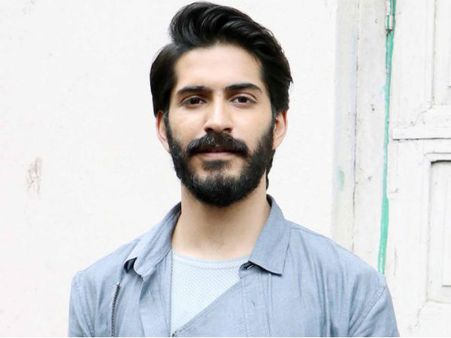 A Spooky Female Fan Is Stalking Harshvardhan Kapoor?