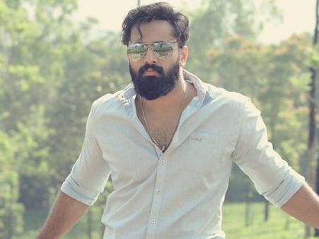 WOW! Unni Mukundan Croons For Achayans!