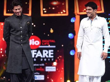 ROFL! Shahrukh Khan Trolls Aamir Khan, Aditya Chopra, Alia Bhatt & Kapil Sharma At Filmfare Awards!
