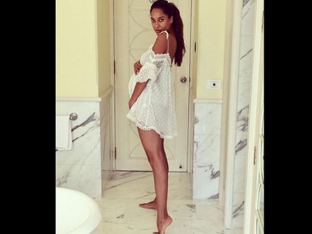 Pregnant Lisa Haydon Shows Off Her Baby Bump! View Pics