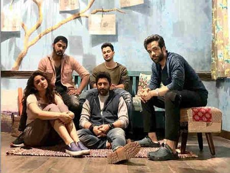 Golmaal Again: Arshad Warsi, Parineeti Chopra & Team Pose For A Pic After A Tiring Day On The Sets!