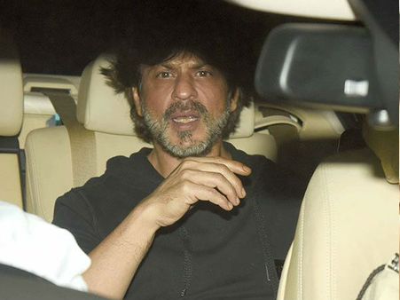UNFORTUNATE! Shahrukh Khan’s Car Ran Over A Photographer’s Leg; Here’s How He Handled The Situation!