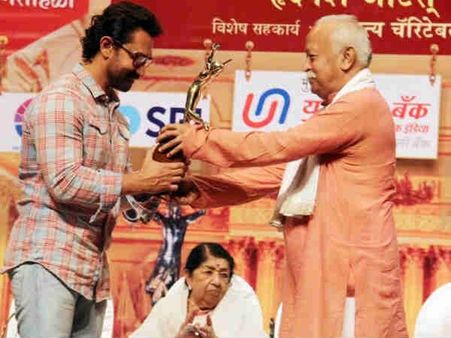 UNBELIEVABLE! Aamir Khan FINALLY Attends An Award Function After 16 Years! [PICS]