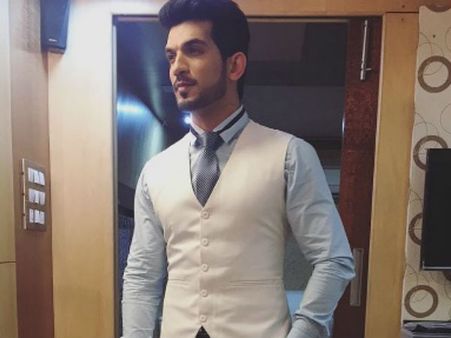 Yay! Pardes Mein Hai Mera Dil Actor Arjun Bijlani To Host Star Parivaar Awards 2017!
